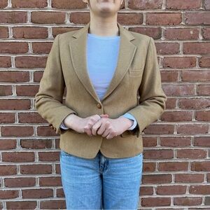 Camel tan vintage blazer. Lady A high end fashion. Vintage 12. Modern Medium